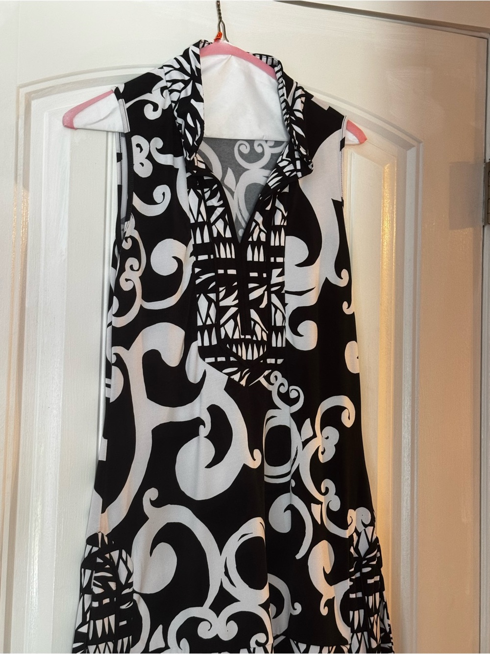 White House Black Market Black & White Sleeveless Collared Tunic